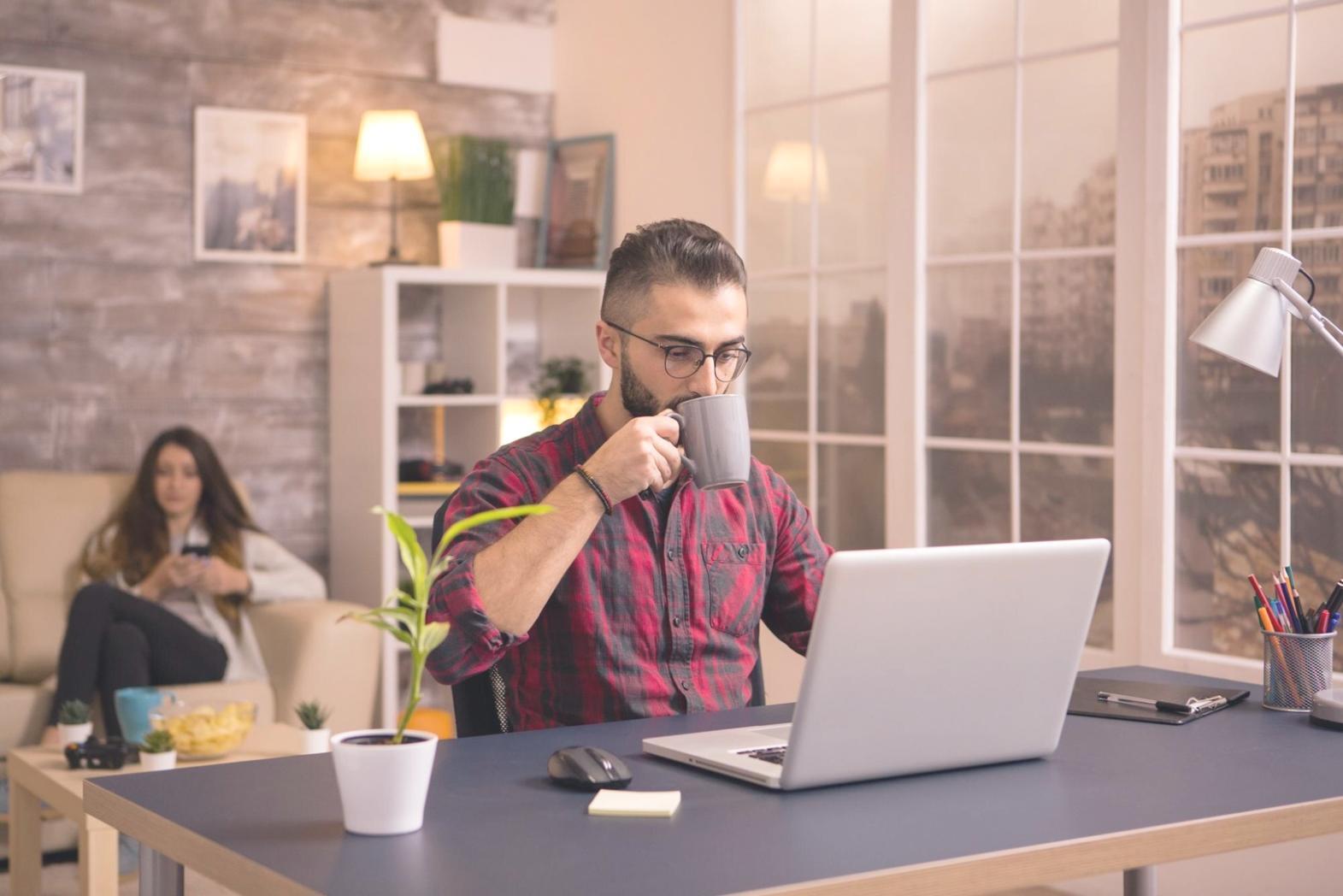 Bureau phavutiovexa avec équipe en pleine collaboration sur projets financiers